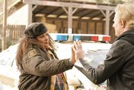 Bless This Mess – Constance (Pam Grier, l.); Rudy (Ed Begley jr., r.)