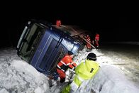 Ice Road Rescue - Extremrettung in Norwegen – Ein Lkw auf dem Weg nach Tromsoe stößt auf Eis, wo der Pflugwagen noch keinen Sand gestreut hatte, und rutscht in den Graben. (National Geographic/Gullhaugveien)