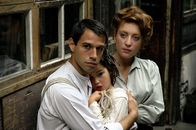 Monsieur Max – 1904: Der junge Picasso (Nazim Boudjenah) und Fernande Olivier (Sarah Stern) haben die kleine Alice (Ilona Bachelier) adoptiert, doch tatsächlich wird Max Jacob sich um sie kümmern.