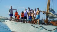 Expedition in die Heimat – Den Traum vom Segeln erfüllt ein Verein mit einem atemberaubenden Segelschiff: Auf der Tioga, dem wohl größten Segelschiff Uhr im SWR. Den Traum vom Segeln erfüllt ein Verein mit einem atemberaubenden Segelschiff: Auf der Tioga, dem wohl größten Segelschiff am Bodensee, segeln Menschen mit und ohne Behinderung gemeinsam.