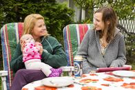 Danni Lowinski – Am Morgen nach der Einweihungsparty erwacht Danni (Annette Frier, l.) neben Pit. Danni kann die Kommentare von Bea (Nadja Becker, r.) und Kurt nur schwer ertragen und flüchtet deshalb in die Einkaufspassage ...