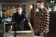 Criminal Minds – Das BAU-Team um Reid (Matthew Gray Gubler, r.) ist auf der Suche nach dem Mörder von Joseph Lanhams (David Meunier, l.) Sohn, der tot aufgefunden wurde, nachdem er im Herbst zuvor bei einer Zelttour entführt worden war ...