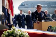 High-Flyers – Als Kommandeur der Luftstreitkräfte ergreift Roderick Walema (Gijs Scholten van Aschat, 3.v.r.) bei der Beerdigung des verunglückten Kameraden das Wort. Er ist zutiefst vom Tod des jungen Soldaten betroffen.