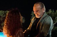 Themenabend: Medizin von morgen: Charité – ARD CHARITÉ sechsteilige Serie im Rahmen des ARD Thementages "Die Medizin von morgen", IV. Staffel, Folge 115 Uhr im Ersten und ab (05.04.24) in der ARD Mediathek. Dr. Maral Safadi (Sesede Terziyan, l.) freut sich, ihren Vater Nils Stadler (Jan-Gregor Kremp, r.) wiederzusehen.