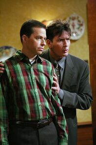 Two and a Half Men – Charlie (Charlie Sheen, r.) hat endlich genug davon, sich immer mit der gleichen Sorte von Frauen abzugeben und lässt sich deshalb zu einem gemeinsamen Abendessen mit seinem Bruder Alan (Jon Cryer, l.), dessen Freundin Donna und deren Freundin Linda, überreden ...