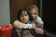 Der Fluch - The Grudge – L-R: Doug (Jason Behr) und Karen (Sarah Michelle Gellar)