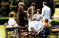 Zimmer mit Aussicht – L-R: Mrs. Honeychurch (Rosemary Leach), Charlotte Bartlett (Maggie Smith), Freddy Honeychurch (Rupert Graves), Lucy Honeychurch (Helena Bonham Carter), George Emerson (Julian Sands)