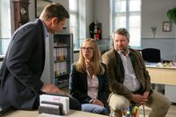Die Rosenheim-Cops – Die Rosenheim-Cops Hansen (Igor Jeftić, l.) und Stadler (Dieter Fischer, r.) vermuten, dass Mitarbeiterin Claudia Pammer (Erika Ceh, M.) mit dem Toten nicht nur eine geschäftliche Beziehung hatte.