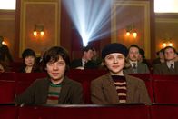 Hugo Cabret – Noch ahnen Hugo (Asa Butterfield, l.) und Isabelles (Chloe Moritz, r.) nicht, dass der Schlüssel zum Geheimnis des Automaten-Menschen in der Geschichte des Films zu finden ist ...