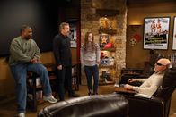 Last Man Standing – (v.li.) Jonathan Adams (Chuck), Tim Allen (Mike Baxter), Kaitlyn Dever (Eve Baxter), Hector Elizondo (Ed Alzate).