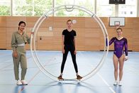 Princess of Science – Linh zeigt Sophie und der Weltmeisterin Lilia Lessel, welche physikalischen Kräfte beim Rhönradturnen eine wichtige Rolle spielen.