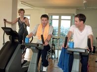 In aller Freundschaft – V.l.n.r.: Kathrin Globisch (Andrea K. Loewig), Roland Heilmann (Thomas Rühmann) und Achim Kreutzer (Holger Daemgen) beim Fitness-Training.