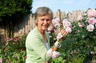 Garten & Lecker – In der ersten Folge geht es in den Hochsauerlandkreis in einen romantischen Rosengarten nach Eslohe. Magdalenes Garten ist Lebenselexier und Passion. Gastgeberin Magdalene Fiebig mit ihren Rosen.