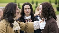 Versailles – v.l.n.r.) Ludwig XIV. (George Blagden); Philipp von Orléans (Alexander Vlahos); Thomas (Mark Rendall)