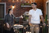 Call Me Kat – Kat (Mayim Bialik, l.); Max (Cheyenne Jackson, r.)