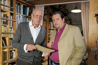 Die Rosenheim-Cops – Ein am Tatort gefundenes Notenblatt führt Kommissar Florian Prantl (Andreas Giebel, re.) zu dem Musikexperten August Weimar (Heinz Trixner, li.).