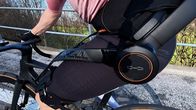 Einstein – Moderator Tobias Müller testet ein Exoskelett auf dem Fahrrad.