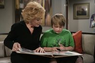 Two and a Half Men – Da die Brüder im Streit liegen, zieht Alan mit seinem Sohn Jake (Angus T. Jones, r.) zu seiner Mutter Evelyn (Holland Taylor, l.). Doch wird das Zusammenleben dort gut gehen?