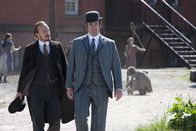 Ripper Street – Detective Sergeant Bennet Drake (Jerome Flynn l.) und Detective Inspector Edmund Reid (Matthew MacFadyen r.) auf den Straßen Londons.