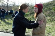 Helix – Personenschützerin Helen Schilling (l., Svenja Jung) versucht ihre Schwester und Aktivistin Paula (r., Marie Bloching) davon abzuhalten, weiter zu demonstrieren.
