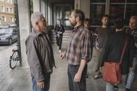 Tatort – Während Hasko (Leonard Carow, 2. von links) das Gebäude verlässt, sagt Kriminalhaupkommissar Ivo Batic (Miroslav Nemec, links) Gerd Schneider (Thomas Limpinsel, Mitte) zu, dass er zum nächsten Treffen der Gruppe kommen wird. Ralf (Martin Feifel, rechts) hört der Unterhaltung gespannt zu.
