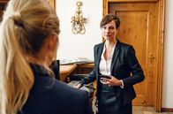 Watzmann ermittelt – Felicitas Beck (Dagny Dewath, r.) nimmt eine Pistole aus dem Tresor, während ihr Jana Kupka (Anna Ewelina, l.) erstaunt zuschaut.