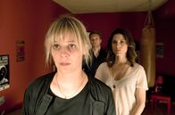 In Wahrheit – Kathrin Brandmann (Bernadette Heerwagen, li.) hat einen schrecklichen Verdacht, wer ihren Sohn getöten haben könnte. Können die Kommissare Judith Mohn (Christina Hecke, re.) und Freddy Breyer (Robin Sondermann, Mi.) sie zum Reden bewegen?