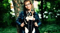 Alles Inklusive – Apple (Nadja Uhl) und ihr tierischer Begleiter "Dr. Freud".