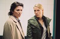 Anlässlich des 75. Geburtstags von Iris Berben am 12.08.: Rosa Roth – Rosa Roth (Iris Berben, l.) hat keine Erklärung dafür, wie Katzmann aus dem Krankenhaus fliehen konnte. Adrienne Krayen (Anneke Kim Sarnau) vom BND ist im Zweifel, ob das wirklich stimmt.