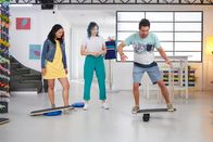Princess of Science – Sportwissenschaftler Tobias Borucker zeigt Linh und Johanna, warum der Gleichgewichtssinn beim Surfen eine wichtige Rolle spielt.