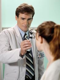 Dr. House – (2. Staffel) - Dr. James Wilson (Robert Sean Leonard, l.) ist einer der Wenigen, die mit der Art von Dr. House fast immer zurrecht kommt.