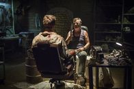Wolf Creek 2 – Im Folterkeller des kranken australischen Psychopathen Mick Taylor (John Jarratt, r.) wartet auf Sunny-Boy und Surfer Paul (Ryan Corr, l.) die Hölle auf Erden ...
