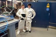 Checker Julian – Julian (re.) gemeinsam mit Laser-Spezialist Marius. Mit ihm will der Checker herausfinden, ob ein Laser auch Holz und Metall schneidet.