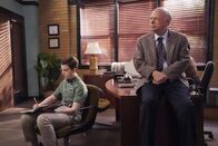 Young Sheldon – Sheldon Cooper (Iain Armitage, l.); Dr. Sturgis (Wallace Shawn, r.)