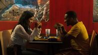 Twisted Metal – John (Anthony Mackie) und Quiet (Stephanie Beatriz) sitzen in einem Diner fest – ein Zwischenstopp, bei dem sie beginnen, einander wirklich zu sehen.
