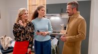Sturm der Liebe – Yvonne (Tanja Lanäus, l. mit Soluna-Delta Kokol, M.) bindet Erik (Sven Waasner, r.) einen Bären auf.
