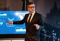 Blindspot – Patrick Reitwald (Marcus Mittermeier) pitcht dem Scheich das entwickelte Computerprogramm. Er erhofft sich einen endgültigen Durchbruch, der mit einem Sitz im Vorstand verbunden ist.