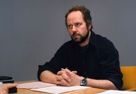 Die Rache des Tanzlehrers – Giuseppe Larsson (Douglas Johansson) ist bereit, mit Stefan Lindman zu kooperieren.