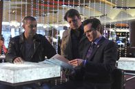 Castle – Sind sie dem Täter auf der Spur? Castle (Nathan Fillion, M.), Ryan (Seamus Dever, r.) und Esposito (Jon Huertas, l.) ermitteln in dem Mord an einem Casinobesitzer.