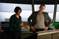 Mayday - Alarm im Cockpit – REENACTMENT - The Second Investigator (played by Wes Berger) interrogates the air controller (played by Julie Pinto) to gain insight as to what might have caused Propair Flight 420 to crash. (Cineflix 2020/Ramona Diaconescu)