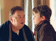 Bloch – Bloch (Dieter Pfaff) im Gespräch mit Max (David Kötter), dessen Freund Tommy plötzlich verstummt ist.