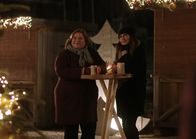 Frühling – Katja Baumann (Simone Thomalla, r.) und Leslie Wolff (Nadine Wrietz, l.) genießen trotz Liebeskummer den Abend auf dem Weihnachtsmarkt.