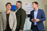 Die Rosenheim-Cops – Stadler (Dieter Fischer, M.) und Hansen (Igor Jeftic, r.) wissen, dass Landau (Corinna Binzer, l.) betrogen hat. Ist sie deshalb zur Mörderin geworden?