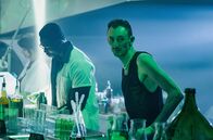 Tatort – Chris Haffmeister (Jonas Stenzel, r.) ist nicht nur ein cooler Party-Macher, er hat auch Zugang zur Wohnungsbörse und pflegt intime Kontakte zu einer Reihe von Studentinnen. Am Ende der Partynacht ist Chris tot.