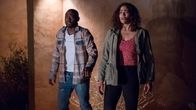 Stranded – John (Omar Epps, l.); Brea (Paula Patton, r.)