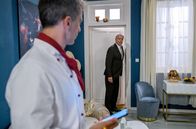 Sturm der Liebe – Werner (Dirk Galuba, r.) wird von Robert (Lorenzo Patané, l.) in Arianes Zimmer ertappt.