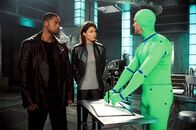 I, Robot – Will Smith (Del Spooner, li.), Bridget Moynahan (Susan Calvin), Alan Tudyk (Sonny).