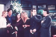 Friends – (v.l.n.r.) Phoebe (Lisa Kudrow), Ross (David Schwimmer), Monica (Courteney Cox), Rachel (Jennifer Aniston) und Chandler (Matthew Perry) wundert sich über Joeys (Matt LeBlanc) Einstellung.