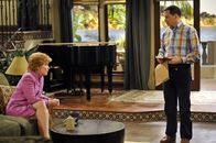 Two and a Half Men – Evelyn Harper (Holland Taylor, l.); Alan Harper (Jon Cryer, r.)