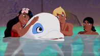 Zoom - Der weiße Delfin – Timeti (l.), Yann (2.v.r.) und Auru (r.) sind froh, dass Zoom sich wieder erholt hat. Ramana aus seinem tiefen Schlaf zu holen war ein kräftezehrendes Abenteuer.